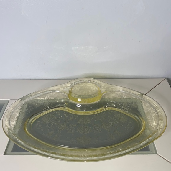 HAZEL ATLAS FLORENTINE #2 POPPY YELLOW 12" PLATTER with GRAVY BOAT INDENT—1930’s - Picture 3 of 10